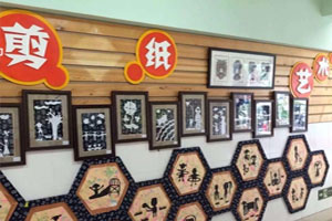 幼儿园作品展示美丽的窗花环创图片