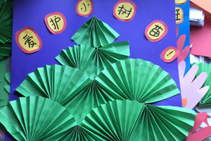幼儿园户外环创植树展版图片2张