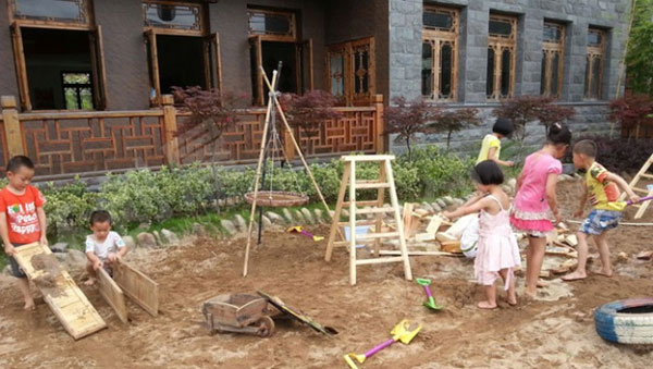 幼儿园户外环创沙地游戏图片