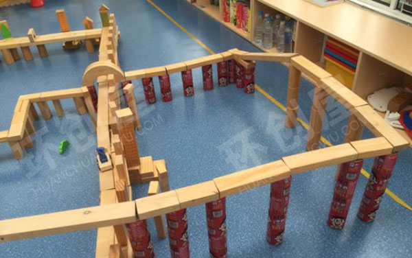 幼儿园生活中的立交桥建构环创图片