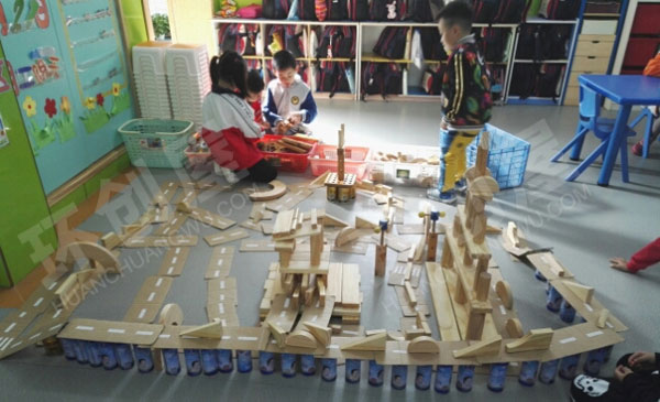 幼儿园建构区废物利用纸盒环创图片