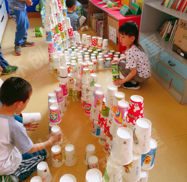 幼儿园纸杯搭建环创图片