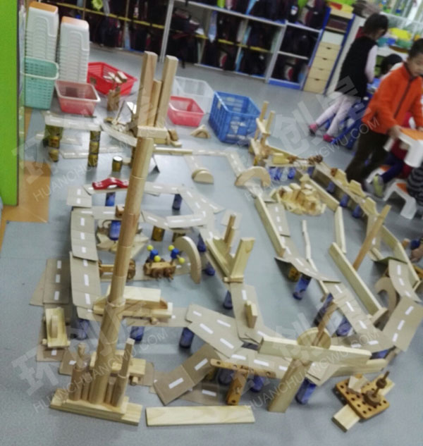幼儿园建构区废物利用纸盒环创图片