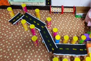 幼儿园薯片筒子搭建环创图片4张