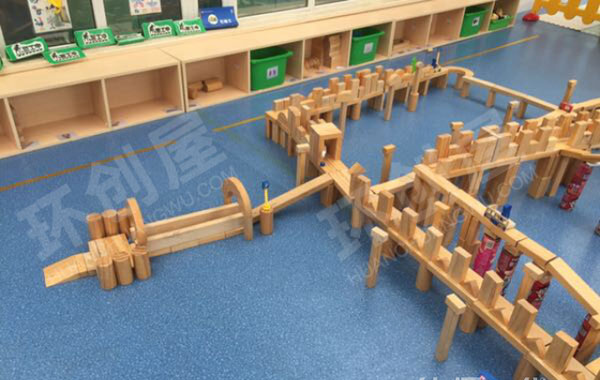 幼儿园生活中的立交桥建构环创图片