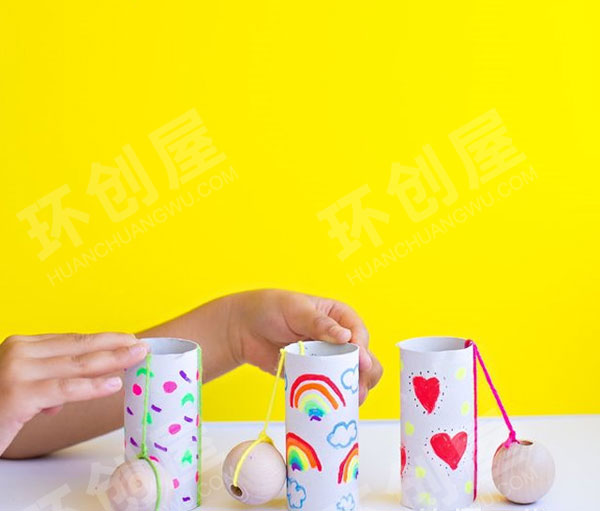 幼儿园益智区自制玩教具球与纸芯筒图片