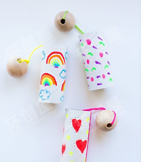 幼儿园益智区自制玩教具球与纸芯筒图片