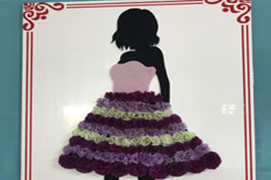 幼儿园墙面布置废物利用制作服装图片7张