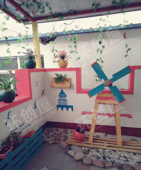 幼儿园户外环创废旧木箱变身植物角风车花架图片