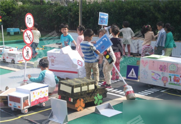 幼儿园建构区马路上的交通图片
