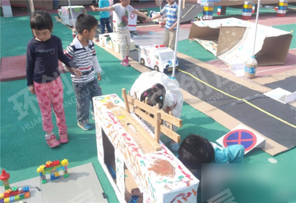 幼儿园建构区马路上的交通图片