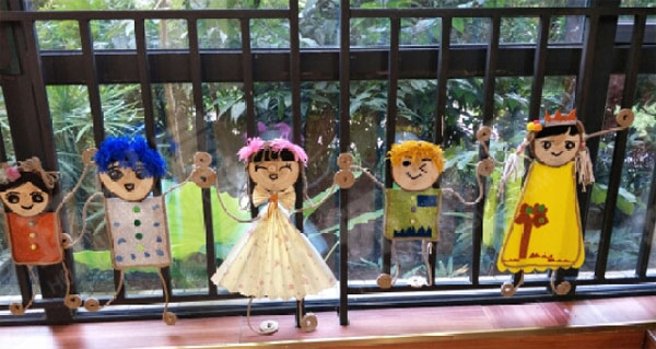 幼儿园走廊可爱的宝宝图片