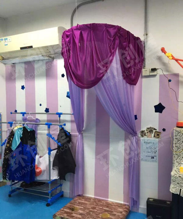 幼儿园表演区紫色装饰图片