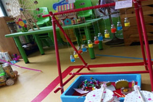 幼儿园表演区自制乐器图片2张