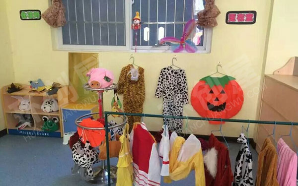 幼儿园表演区服装装饰图片