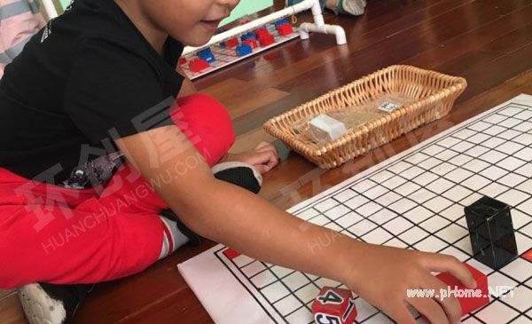 幼儿园益智区棋类玩具滚方块图片