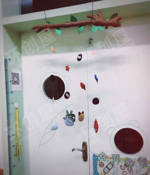 幼儿园龙猫为主题门窗环创图片