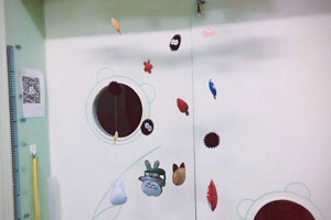 幼儿园龙猫为主题门窗环创图片4张