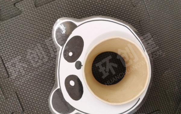 幼儿园生活区喂小动物图片