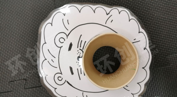 幼儿园生活区喂小动物图片