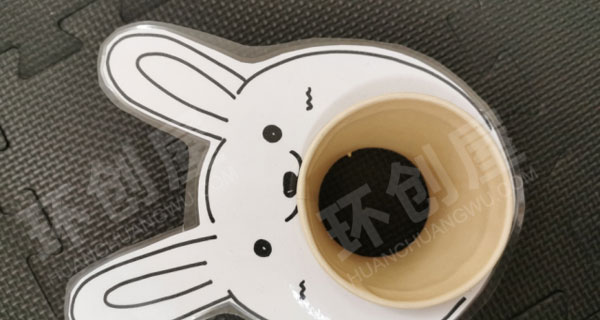 幼儿园生活区喂小动物图片