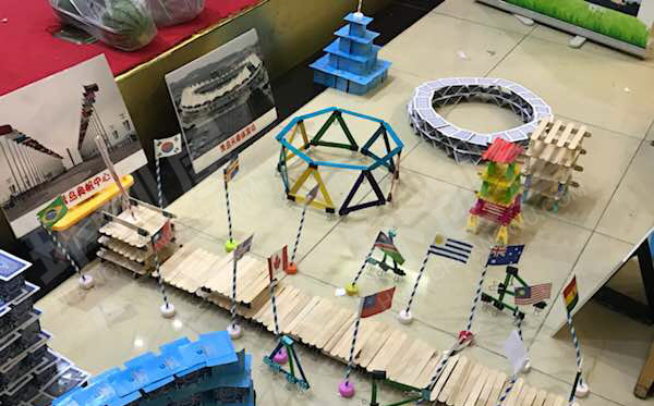 幼儿园建构区纸牌搭建美丽家图片