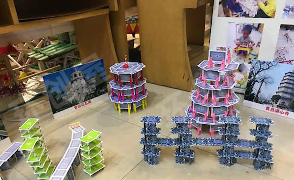 幼儿园建构区纸牌搭建美丽家图片