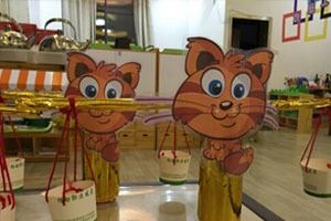 幼儿园环创益智区自制玩教具图片7张