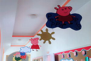 幼儿园走廊环创小猪佩奇图片3张