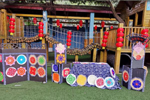 幼儿园户外活动新年美术展图片6张
