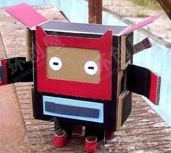 幼儿园户外瓦楞纸机器人图片