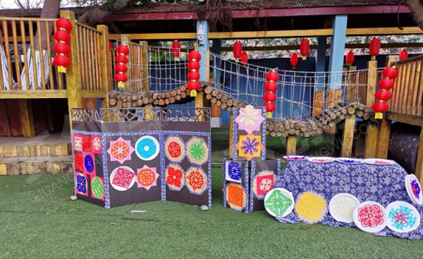 幼儿园户外活动新年美术展图片