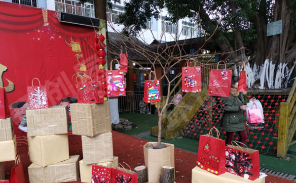幼儿园户外活动新年美术展图片