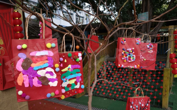 幼儿园户外活动新年美术展图片