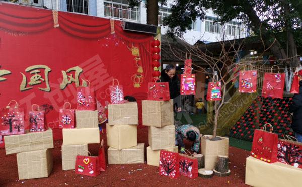 幼儿园户外活动新年美术展图片