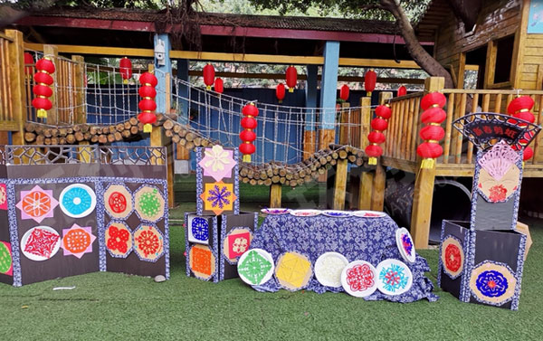 幼儿园户外活动新年美术展图片