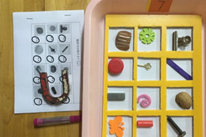 幼儿园科学区磁铁游戏图片2张