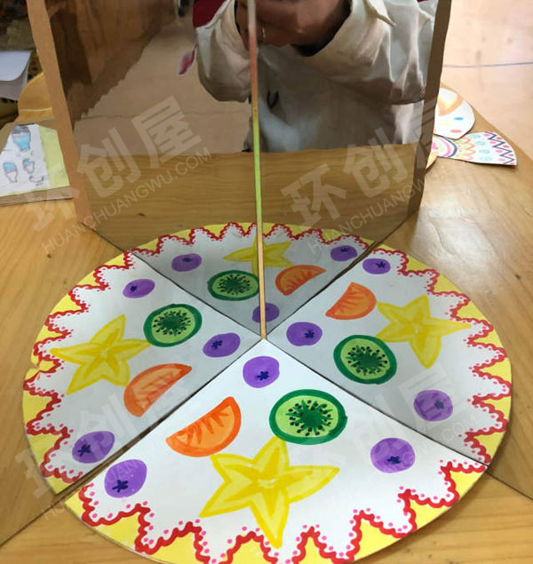 幼儿园科学区两面镜子做游戏图片