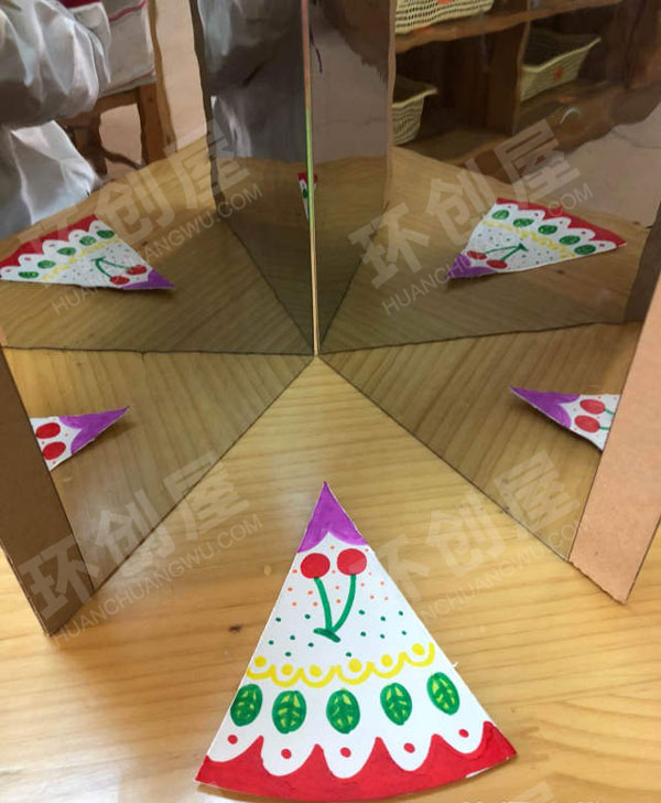 幼儿园科学区两面镜子做游戏图片