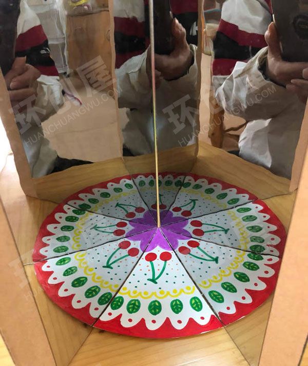 幼儿园科学区两面镜子做游戏图片