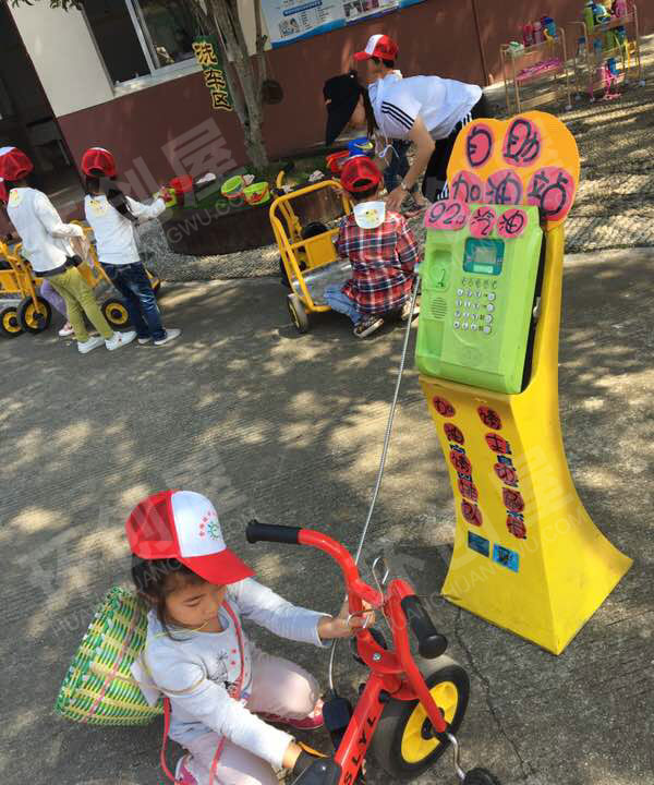 幼儿园角色游戏小车加油图片