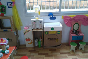 幼儿园娃娃家家庭生活环创图片4张