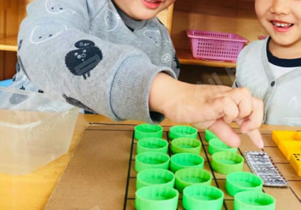 幼儿园益智区翻翻棋和红绿灯棋图片