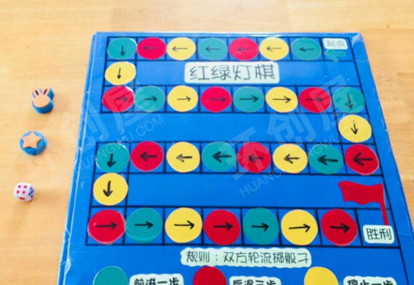 幼儿园益智区翻翻棋和红绿灯棋图片