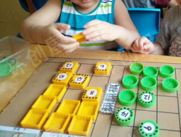 幼儿园益智区翻翻棋和红绿灯棋图片
