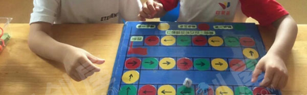 幼儿园益智区翻翻棋和红绿灯棋图片
