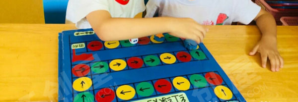 幼儿园益智区翻翻棋和红绿灯棋图片