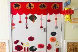 幼儿园手工制作门窗新年主题环创图片5张