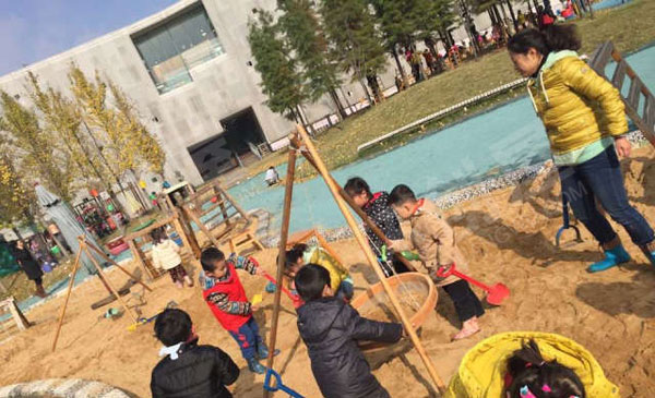 幼儿园户外运动环创图片