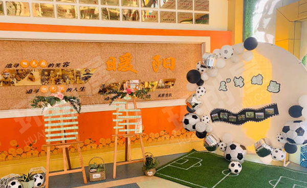幼儿园户外活动足球摆设环创图片
